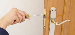 Affordable Locksmith Services Downey, CA 562-263-5448 - trunk-unlock-01